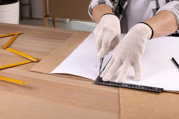 Trabajador Corte Papel Con Cuchillo Utilidad Regla Mesa Madera Interior — Foto de Stock