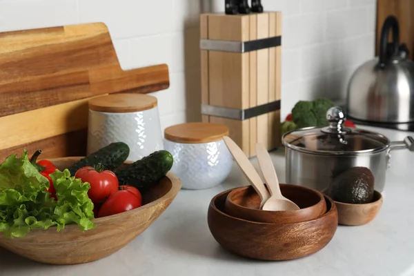 Різні Кухонне Начиння Свіжі Овочі Стільниці Кухні — стокове фото