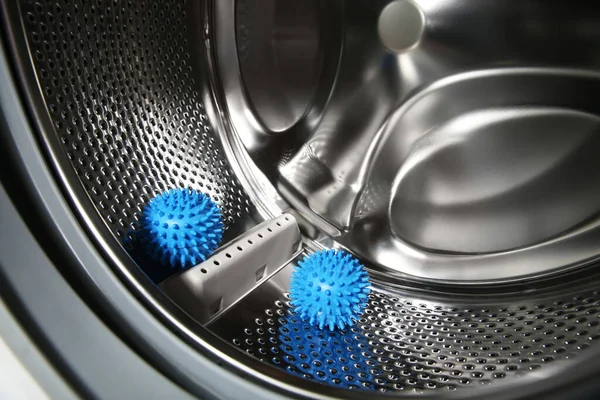 Blaue Trockenkugeln Der Waschmaschinentrommel Nahaufnahme — Stockfoto
