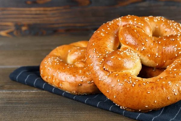 Savoureux Bretzels Fraîchement Cuits Sur Une Table Bois Vue Rapprochée — Photo