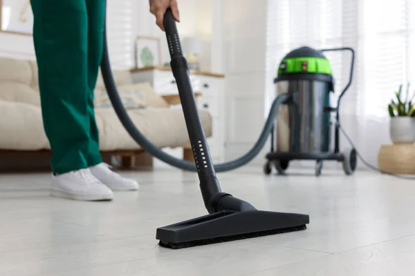 Professional Janitor Vacuuming Floor Living Room Closeup —  Fotos de Stock