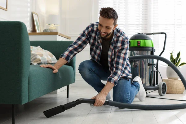 Man Vacuuming Floor Sofa Living Room — Stock Fotó
