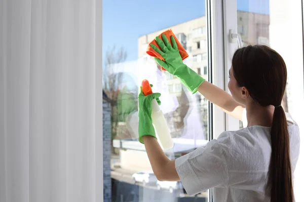 Jonge Vrouw Die Glas Schoonmaakt Met Vod Wasmiddel Thuis Achteraanzicht — Stockfoto