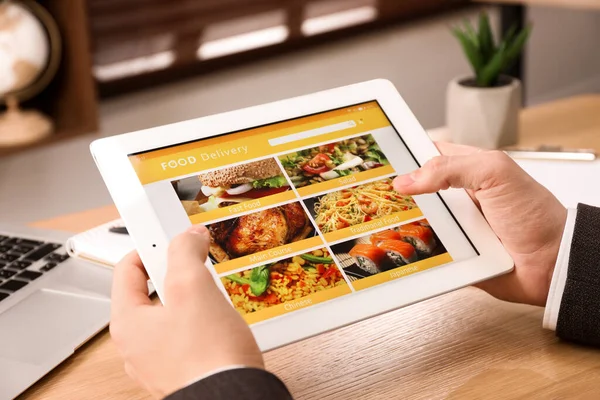 Nternetten Yemek Sipariş Etmek Için Tablet Kullanan Bir Adam Yakın — Stok fotoğraf