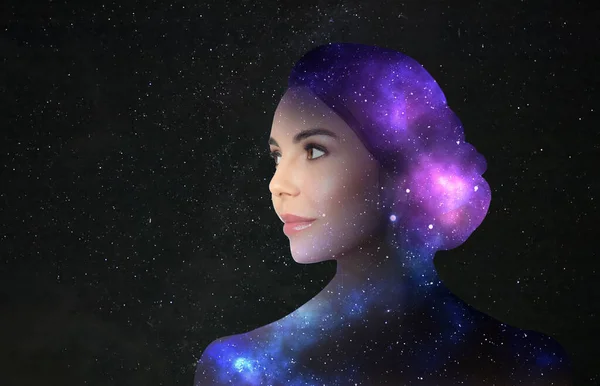 銀河で美しい女性と星空の二重露出 占星術の概念 — ストック写真