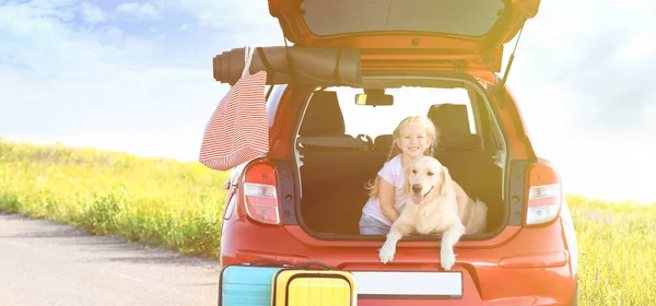 Jolie Petite Fille Son Chien Dans Coffre Voiture Ouvert Extérieur — Photo