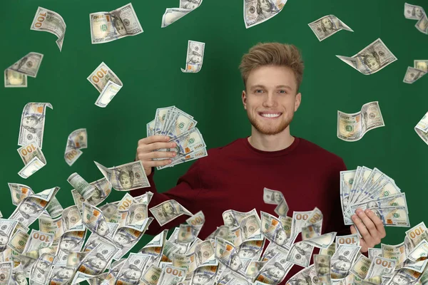 Joven Feliz Con Dinero Caída Dólares Estadounidenses Fondo Verde —  Fotos de Stock