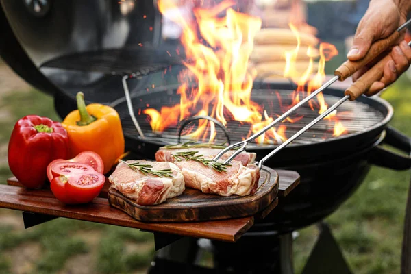 Homme Cuisinant Sur Barbecue Grill Extérieur Gros Plan — Photo