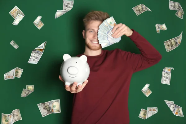 Onnellinen Nuori Mies Jolla Rahaa Säästöpossu Laskussa Amerikan Dollareita Vihreällä — kuvapankkivalokuva