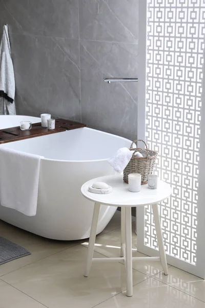 Modern Beyaz Küvet Banyo Malzemeleri Olan Masa Tasarım — Stok fotoğraf