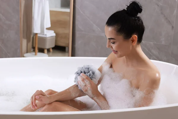 Mulher Tomando Banho Com Pufe Malha Dentro Casa — Fotografia de Stock