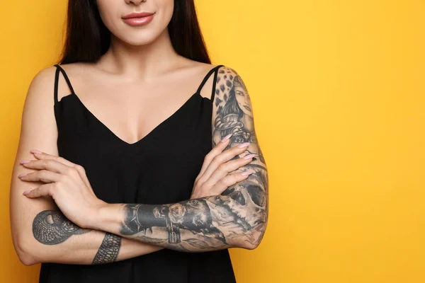 Piękna Kobieta Tatuażami Ramionach Żółtym Tle Zbliżenie Miejsce Tekst — Zdjęcie stockowe