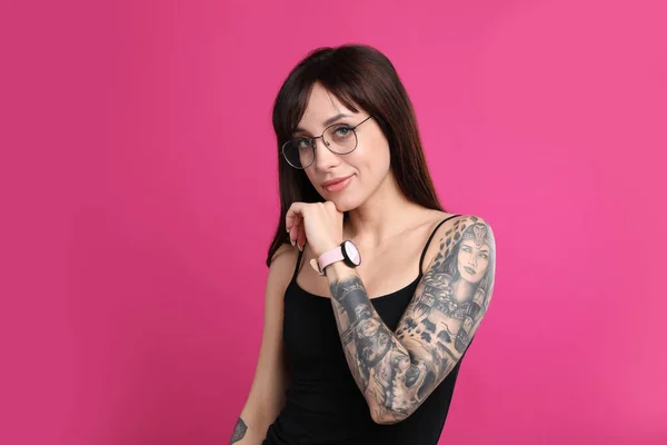 Mulher Com Tatuagens Braço Contra Fundo Rosa — Fotografia de Stock
