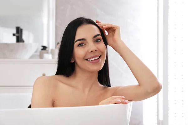 Hermosa Joven Que Relaja Bañera Casa — Foto de Stock