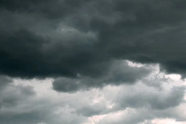 Γραφική Θέα Του Ουρανού Βαριά Βροχερά Σύννεφα — Φωτογραφία Αρχείου