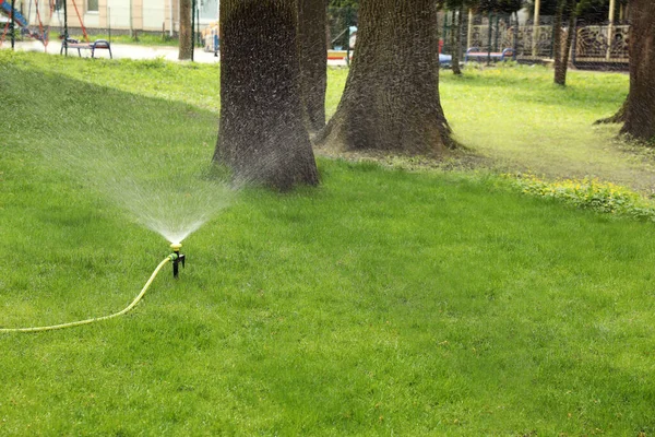 Automatisk Sprinkler Bevattning Grönt Gräs Parken — Stockfoto