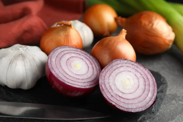 Fersk Hel Oppskåret Løk Purre Hvitløk Grått Bord Nærbilde – stockfoto