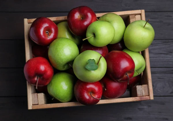 상자에서 사과와 보이는 — 스톡 사진