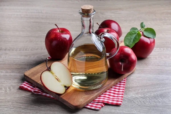 Jug Tasty Juice Fresh Ripe Red Apples Wooden Table — Stock Photo, Image