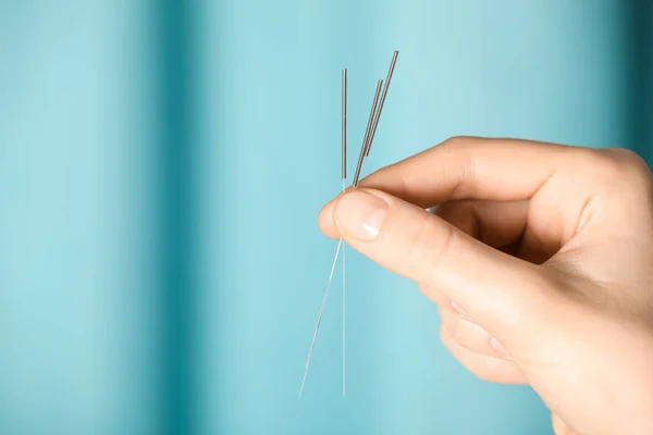 Arka Planda Akupunktur Iğneleri Tutan Kadın Yakın Plan Metin Için — Stok fotoğraf