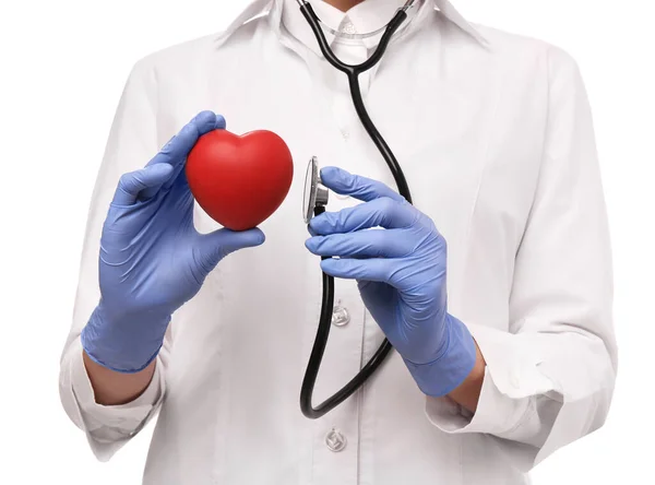 Lekarz Stetoskopem Czerwonym Sercem Białym Tle Zbliżenie Koncepcja Kardiologii — Zdjęcie stockowe