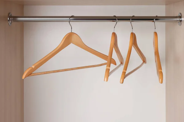 Set Wooden Clothes Hangers Wardrobe Rail — 图库照片