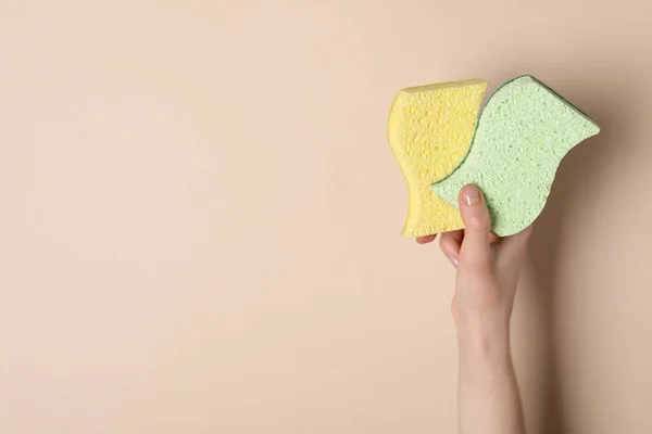 Vrouw Met Sponzen Beige Achtergrond Bovenaanzicht Ruimte Voor Tekst — Stockfoto