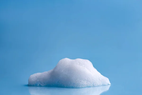 Espuma Blanca Esponjosa Sobre Fondo Azul Claro Espacio Para Texto —  Fotos de Stock