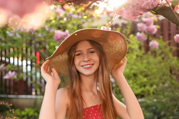 Hermosa Adolescente Cerca Del Árbol Sakura Flor Parque Día Soleado —  Fotos de Stock