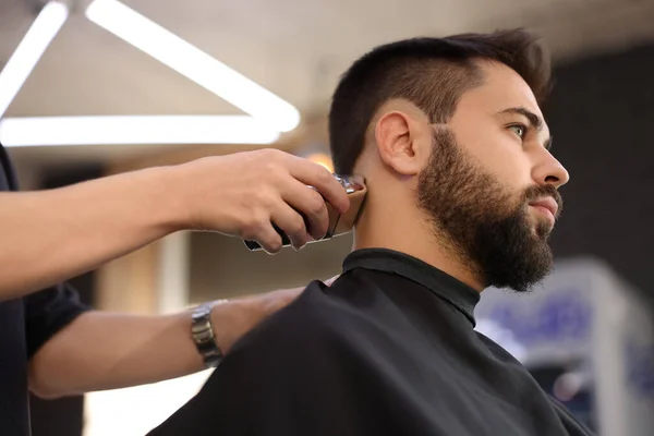 Cabeleireiro Profissional Trabalhando Com Cliente Barbearia Visão Baixo Ângulo — Fotografia de Stock