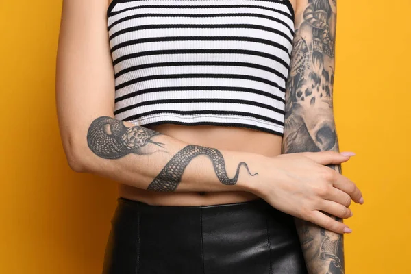 Γυναίκα Τατουάζ Στα Χέρια Κίτρινο Φόντο Κοντινό Πλάνο — Φωτογραφία Αρχείου