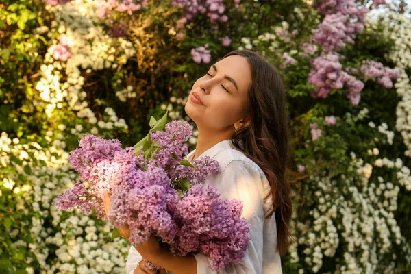 Attraktive Junge Frau Mit Lila Blüten Freien — Stockfoto