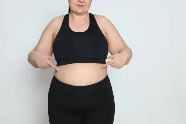 Obese Vrouw Witte Achtergrond Close Met Ruimte Voor Tekst Gewichtsverlies — Stockfoto