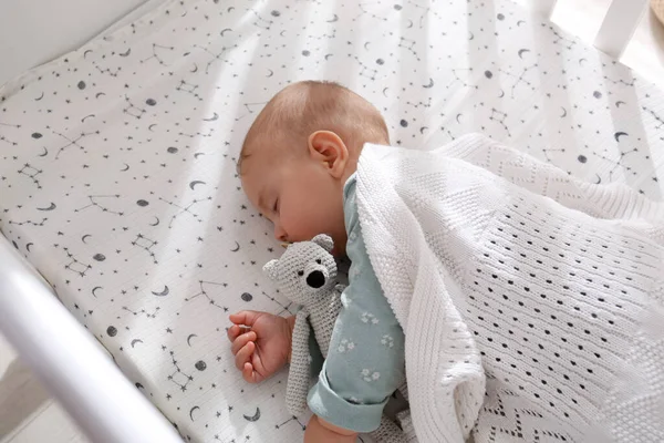 Adorable Bebé Con Juguete Que Duerme Tranquilamente Cuna Por Encima — Foto de Stock