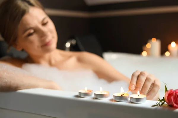 아름다운 여성은 목욕을 하면서 촛불을 합니다 낭만적 분위기 — 스톡 사진