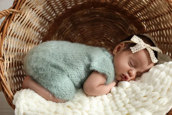 Adorable Bebé Recién Nacido Durmiendo Canasta Mimbre Con Suave Cuadros — Foto de Stock