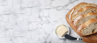 Taze pişmiş ekmek ve tereyağı beyaz mermer masa üzerinde, düz yerde yazı için yer vardı. Pankart tasarımı