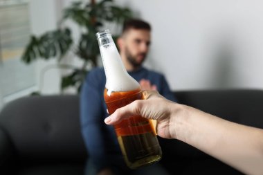 İçerde bira içmeyi reddeden adam, yakın plan. Alkol bağımlılığı tedavisi