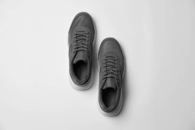 Beyaz arka planda şık spor ayakkabılar, düz yatış.