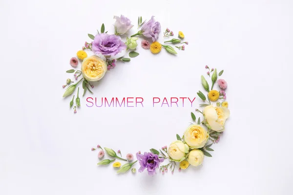 Samenstelling Met Mooie Bloemen Zin Summer Party Witte Achtergrond Plat — Stockfoto