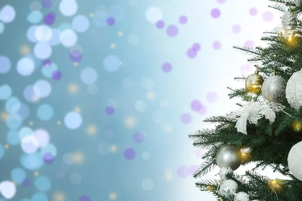 Bellissimo Albero Natale Con Brillanti Bagattelle Contro Luci Sfocate Sfondo — Foto Stock