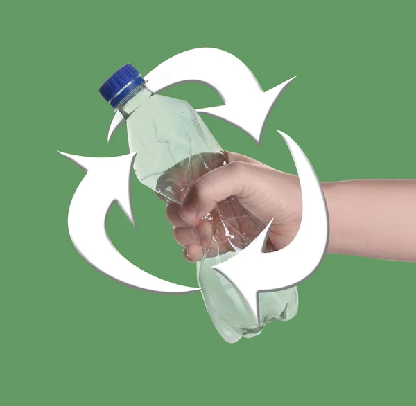 Illustration Von Recycling Symbol Und Frau Mit Plastikflasche Auf Grünem — Stockfoto