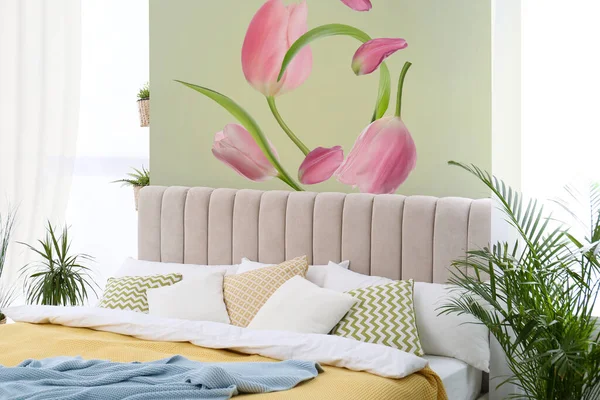 室内装饰着粉色郁金香图案的漂亮墙纸 — 图库照片