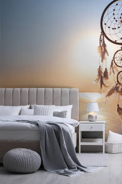 睡房室内装有梦想捕手图像的漂亮墙纸 — 图库照片