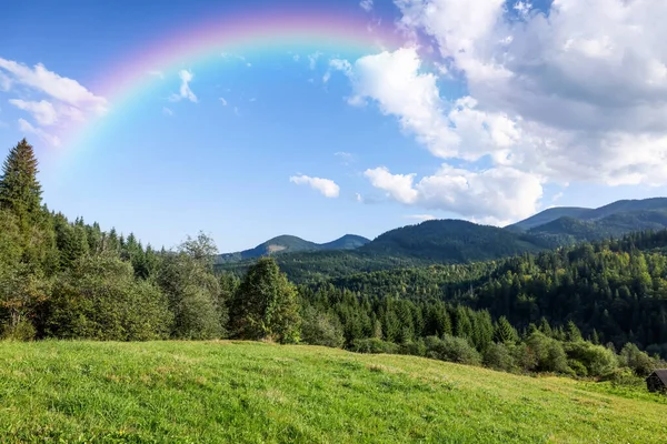 Malerische Berglandschaft Und Schöner Regenbogen Blauen Himmel — Stockfoto