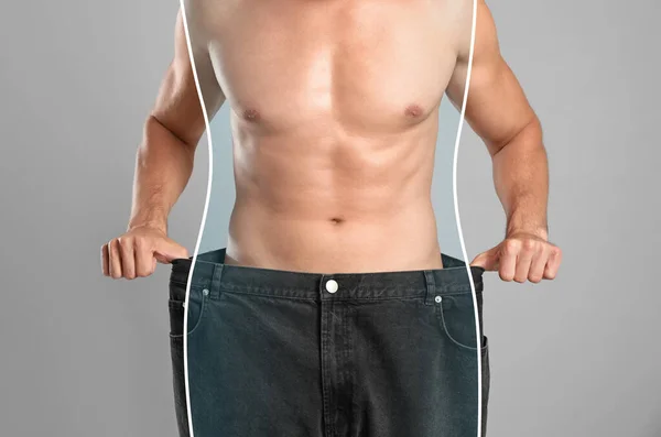 Nahaufnahme Eines Mannes Mit Schlankem Körper Übergroßen Jeans Auf Grauem — Stockfoto