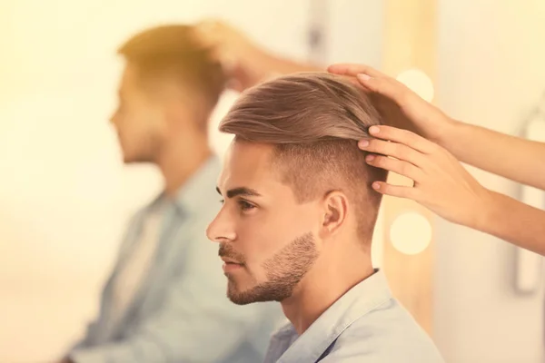 Penata Rambut Profesional Bekerja Dengan Pemuda Barbershop — Stok Foto