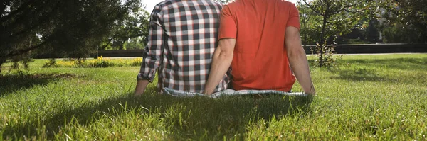 Gay Pár Sedí Zelené Trávě Parku Pohled Zezadu Návrh Nápisu — Stock fotografie