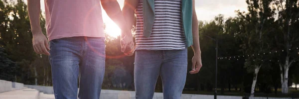 Gay Paar Wandelen Buiten Zonnige Dag Close Banner Ontwerp — Stockfoto