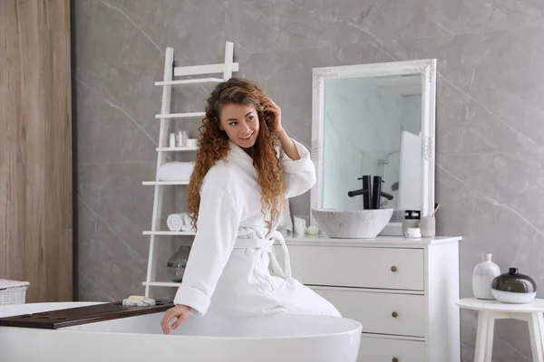 美しいです女性で柔らかい白いローブ近く浴槽に家 — ストック写真